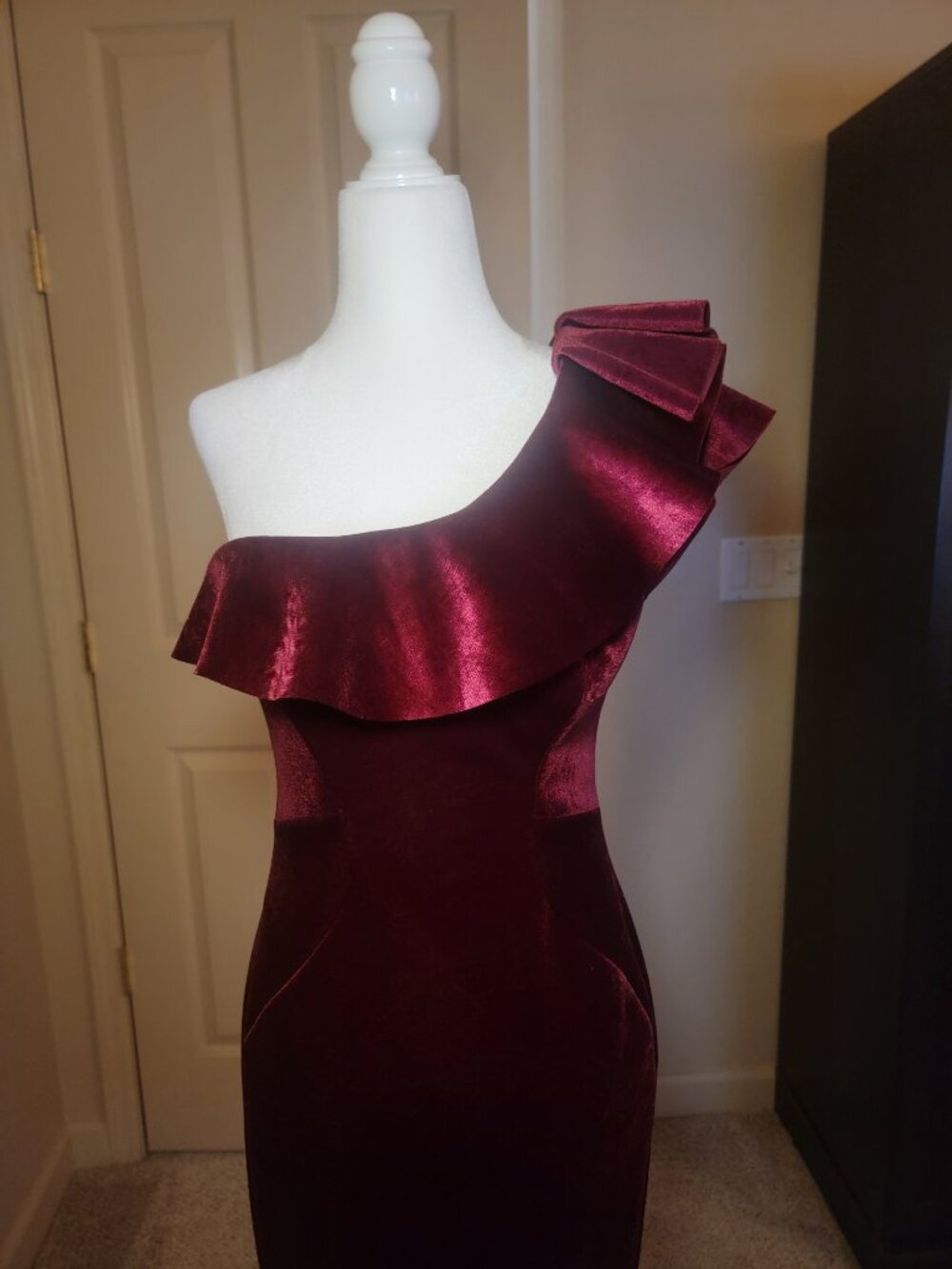 EUC! Betsy & Adam Burgundy Velvet One-Shoulder Ruffle Cocktail Dress size 6